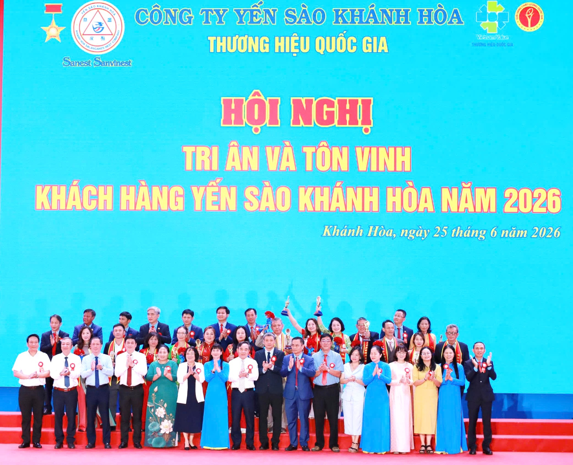 Đại diện lãnh đạo tỉnh và lãnh đạo Công ty Yến sào Khánh Hòa cùng chụp hình lưu niệm với 14 Nhà phân phối nhận tri ân Cup Kim Cương