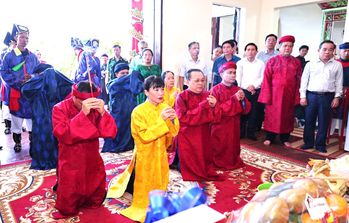 Bà Trịnh Thị Hồng Vân- Chủ tịch HĐTV (áo dài vàng) và lãnh đạo tền nhiệm Công ty Yến sào Khánh Hòa cùng thực hiện nghi lễ dâng hương Thủy Tổ ngành nghề tại đảo yến Hòn Nội