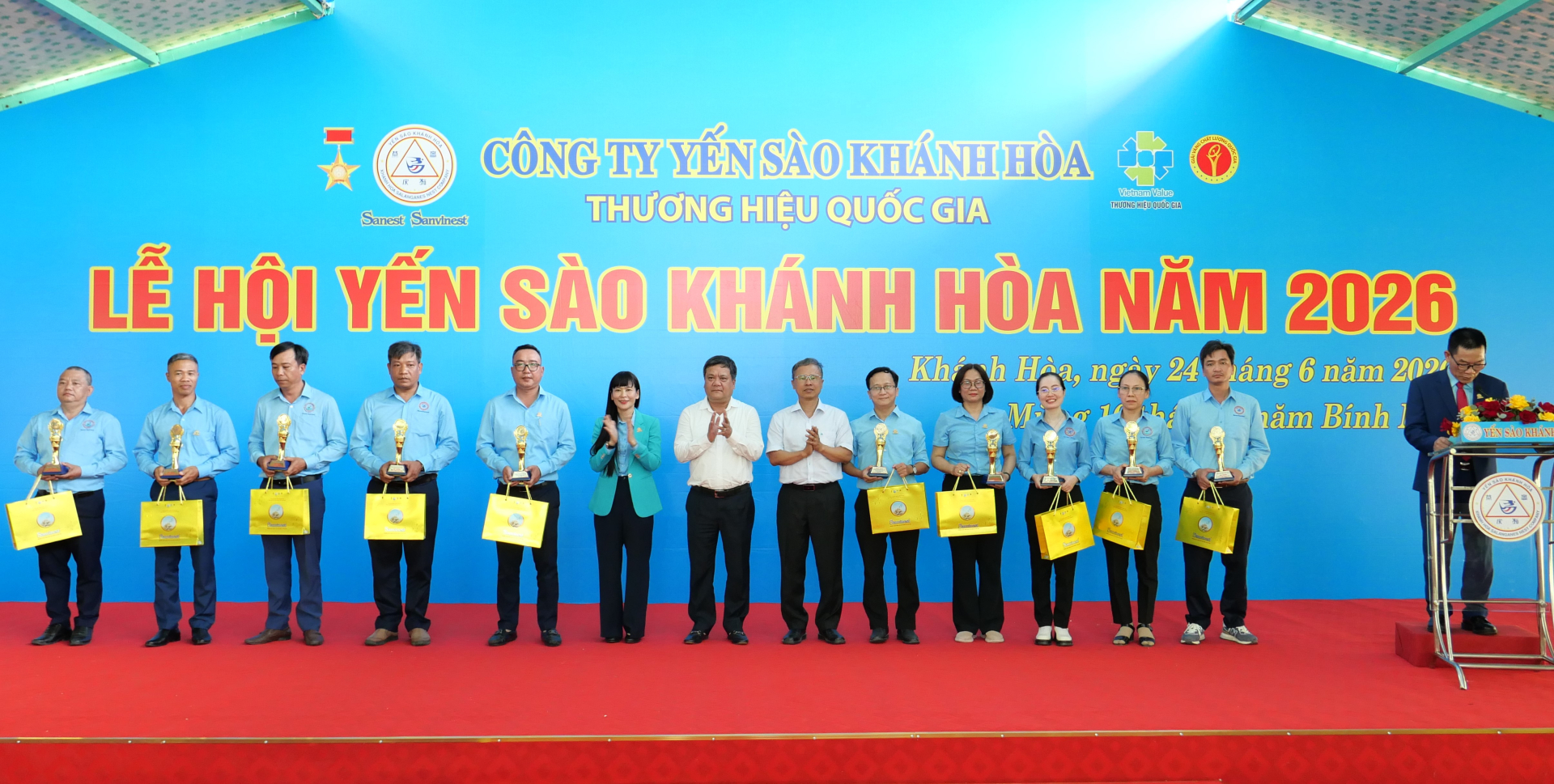 Lãnh đạo tỉnh Khánh Hòa và lãnh đạo Công ty Yến sào Khánh Hòa trao thưởng cho các cá nhân có thành tích xuất sắc tại đảo yến- Hòn Nội