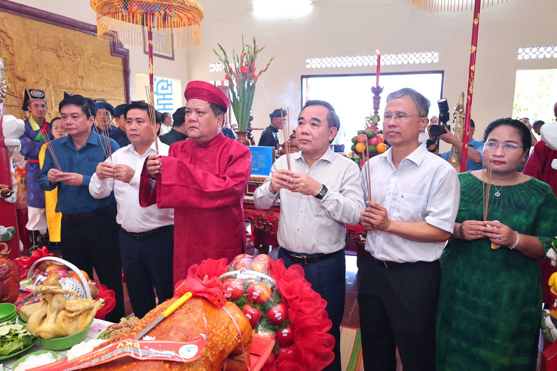 Ông Trần Phong- Bí thư Tỉnh ủy Khánh Hòa (áo dài đỏ) cùng đại diện lãnh đạo UBND, HĐND tỉnh Khánh Hòa dâng hương tưởng niệm Thủy Tổ Nghề Yến tại Hòn Nội
