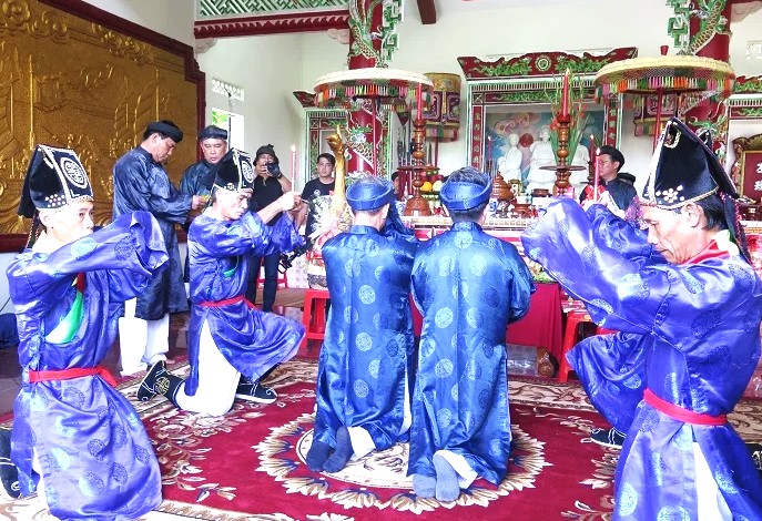 CBCNV Yến sào Khánh Hòa đang thực hiện các nghi thức xướng lễ, tế bái tại đảo Hòn Nội mỗi dịp lễ hội Yến sào Khánh Hòa