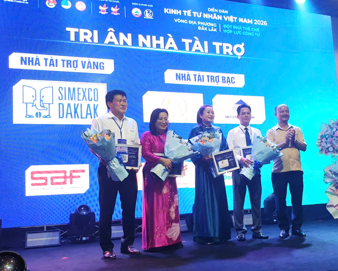 Ban tổ chức trao tặng hoa và chứng thư tri ân cho nhà tài trợ Vàng và Bạc