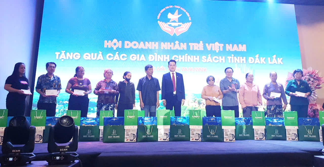 Chủ tịch danh dự và Chủ tịch đương nhiệm Hội Doanh Nhân trẻ Việt Nam trao quà cho bà con Đắk Lắk còn khó khăn