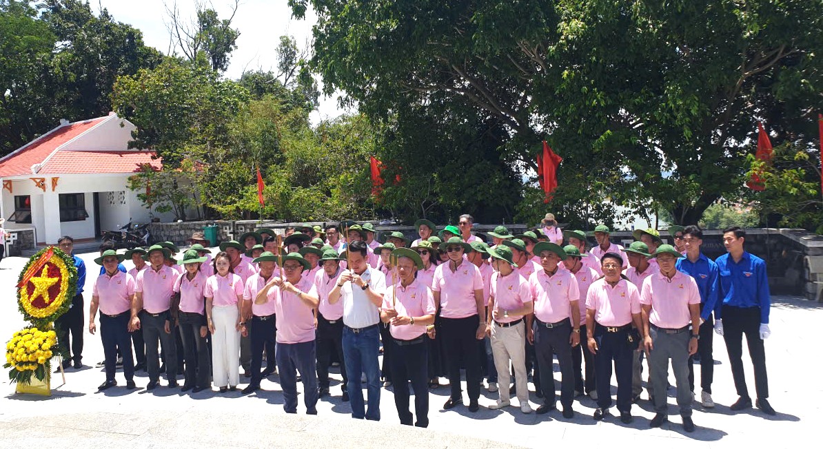 Đoàn thực hiện nghi lễ dâng hương trước Đài tưởng niệm Núi Nhạn