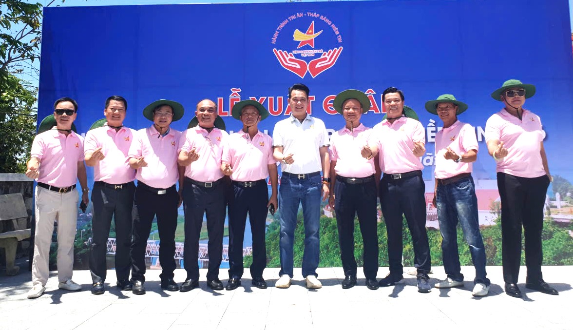 Đội doanh nhân Sao Đỏ chụp hình lưu niệm cùng Chủ tịch Hội Doanh Nhân trẻ Việt Nam Đặng Hồng Anh (áo trắng, giữa)