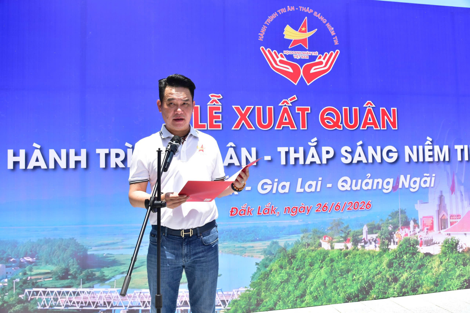 Chủ tịch Hội Doanh Nhân trẻ Việt Nam- Đặng Hồng Anh, phát biểu tại lễ xuất quân