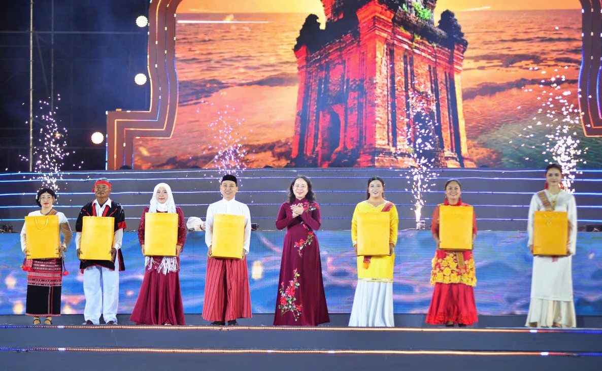 Phó Chủ tịch nước Võ Ái Xuân tại lễ hội Văn hóa dân tộc Chăm