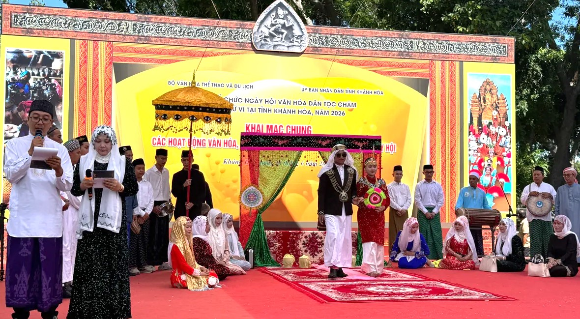 Tái hiện nghi lễ cưới truyền thống của người Chăm Islam tỉnh An Giang               Tái hiện nghi lễ phong chức thầy cả hệ phái Kadhar, đạo Bà La Môn của người Chăm        