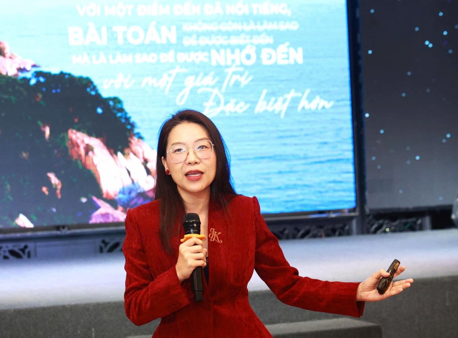 Bà Lê Quỳnh Thư - Giám đốc điều hành Công ty TNHH Apex Media nêu ý kiến tại hội thảo.
