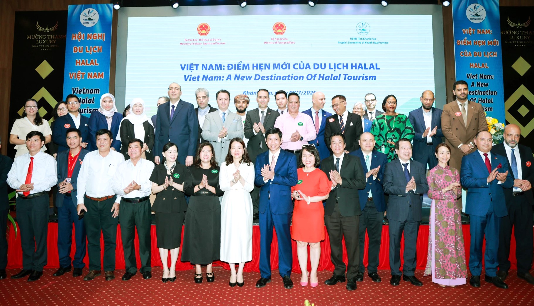 Các đại biểu đến từ nhiều nước cùng chụp hình lưu niệm tại hội nghị
