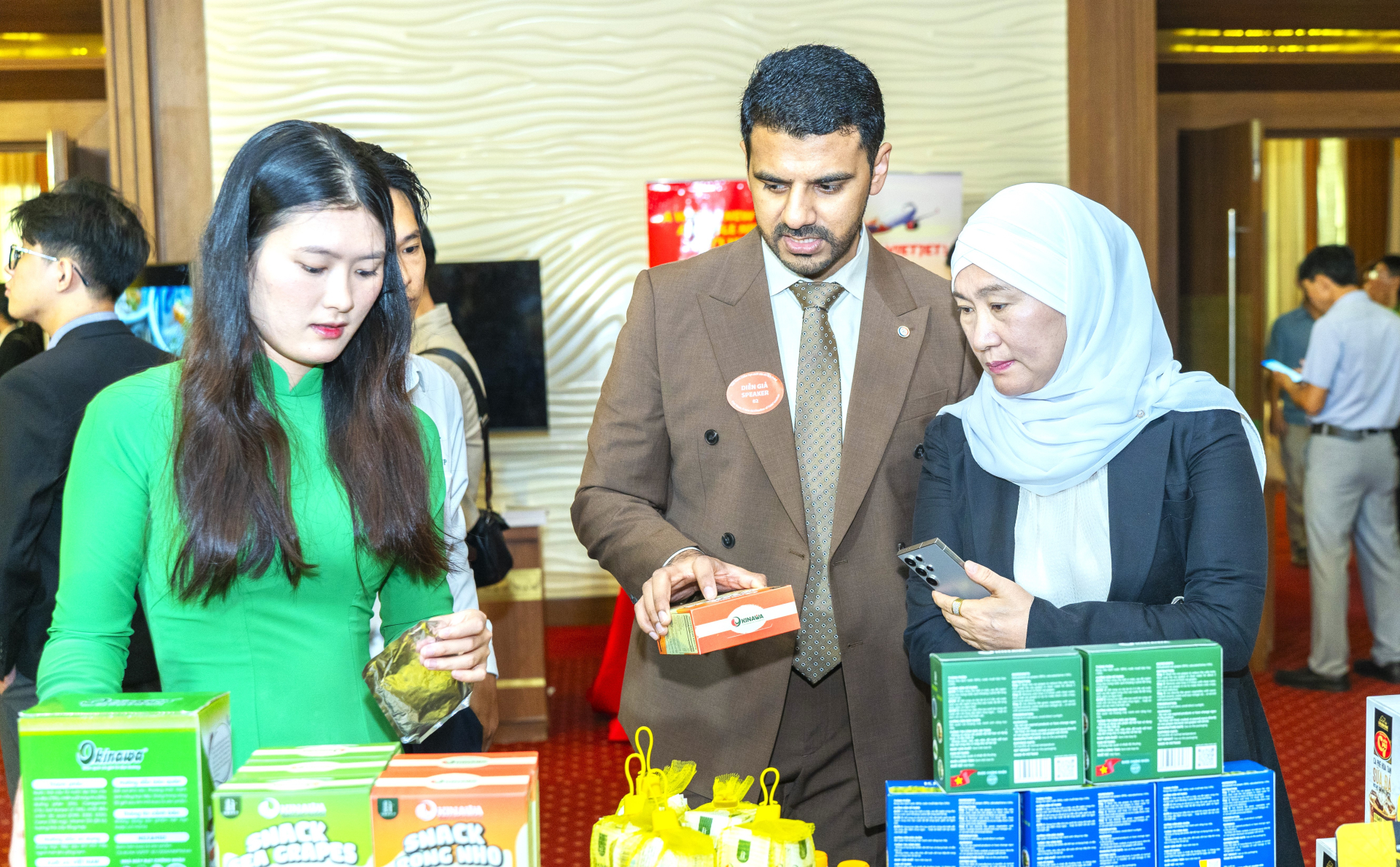 Các sản phẩm đặc sản Khánh Hòa mang thương hiệu của DT Group đã được các đại biểu Halal quan tâm tìm hiểu