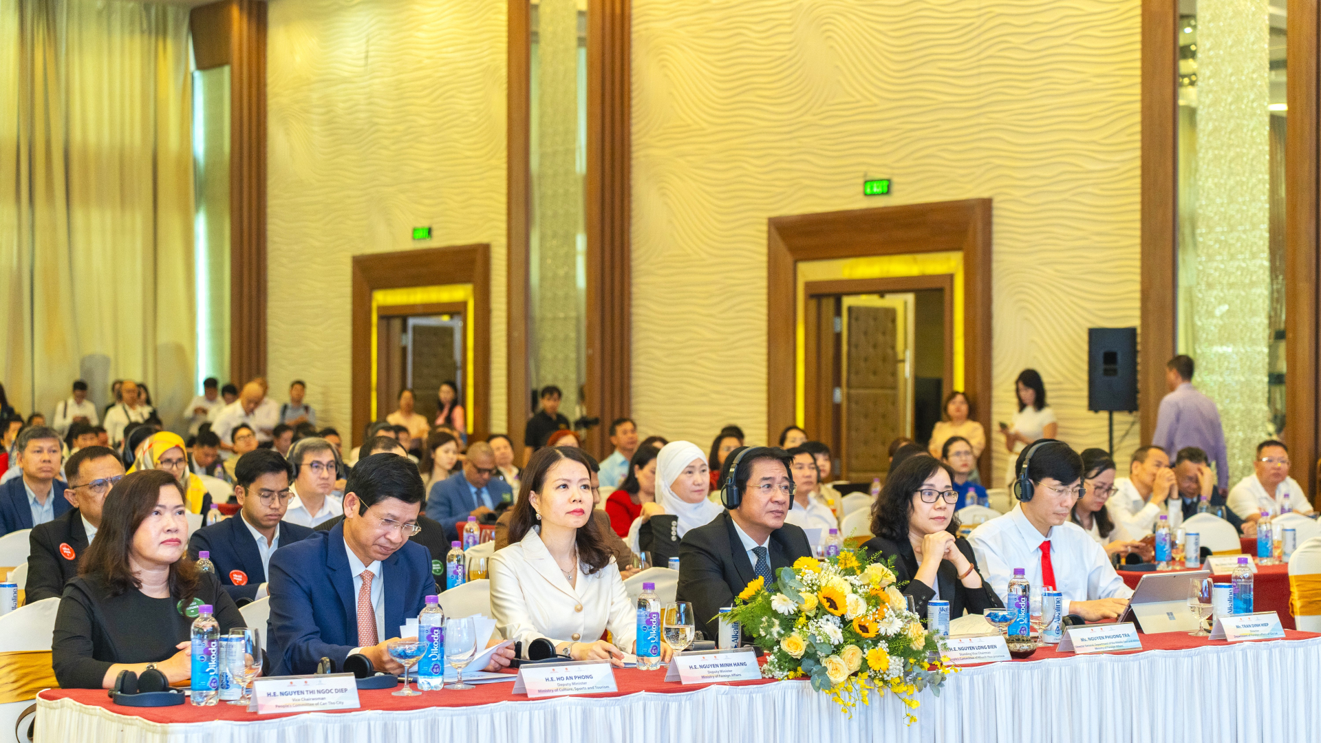 Lãnh đạo Bộ Ngoại giao, Bộ Văn hóa, Thể thao và Du lịch, UBND tỉnh Khánh Hòa cùng lắng nghe các diễn giả trình bày tham luận