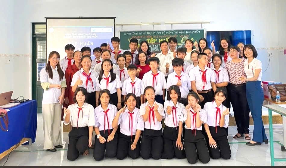 Cô trò Trường THCS Nguyễn Bỉnh Khiêm, Vạn Ninh-Khánh Hòa chụp hình lưu niệm cùng TS.Lê Thị Tưởng sau buổi tập huấn nâng cao nhận thức VSATTP đường phố.