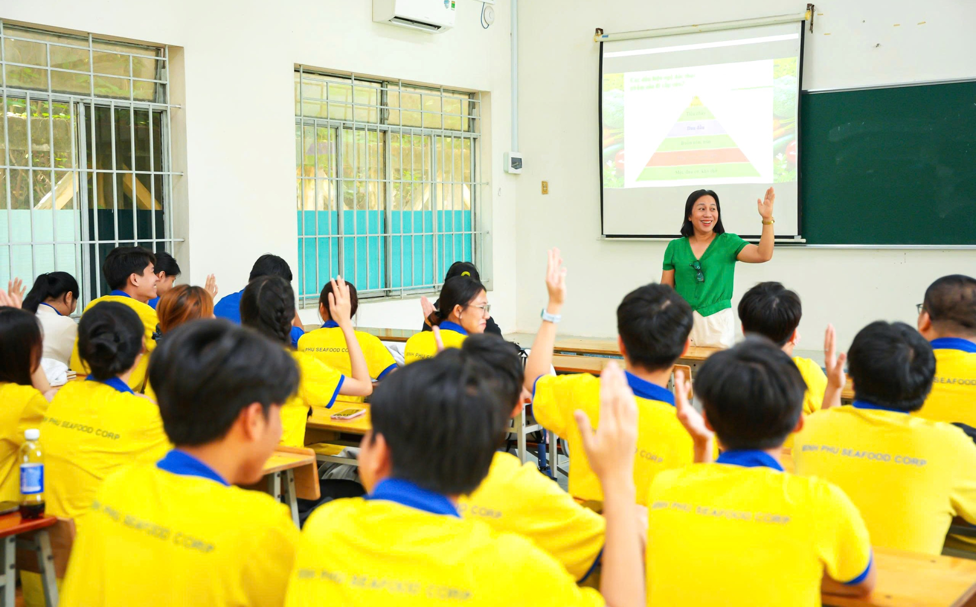 Lớp học ứng dụng kiến thức ANVSTP tại NTU do TS.Tưởng- cô trò tương tác sôi nổi