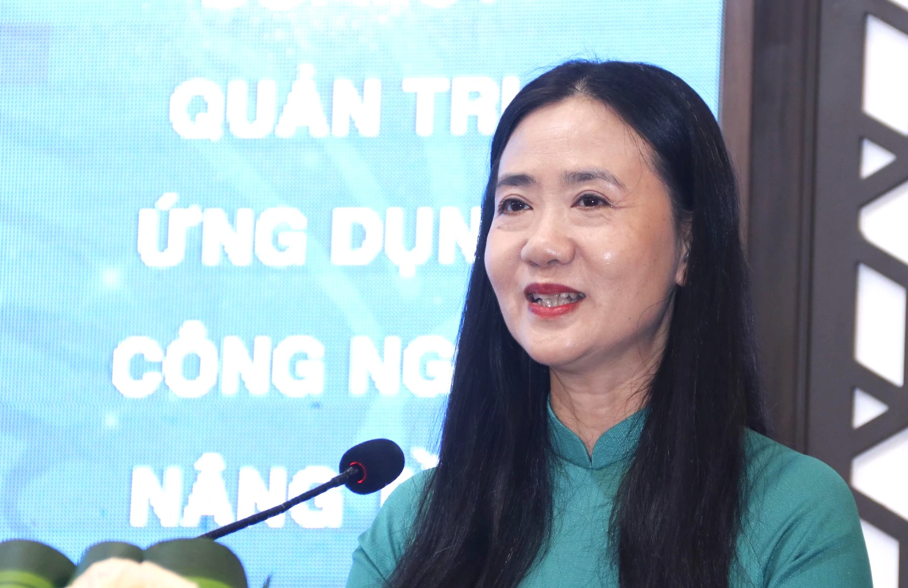 Bà Nguyễn Quỳnh Nga, Phó Chủ tịch Ủy ban MTTQ Việt Nam tỉnh, Chủ tịch Hội LHPN tỉnh Khánh Hòa phát biểu khai mạc Toàn cảnh diễn đàn