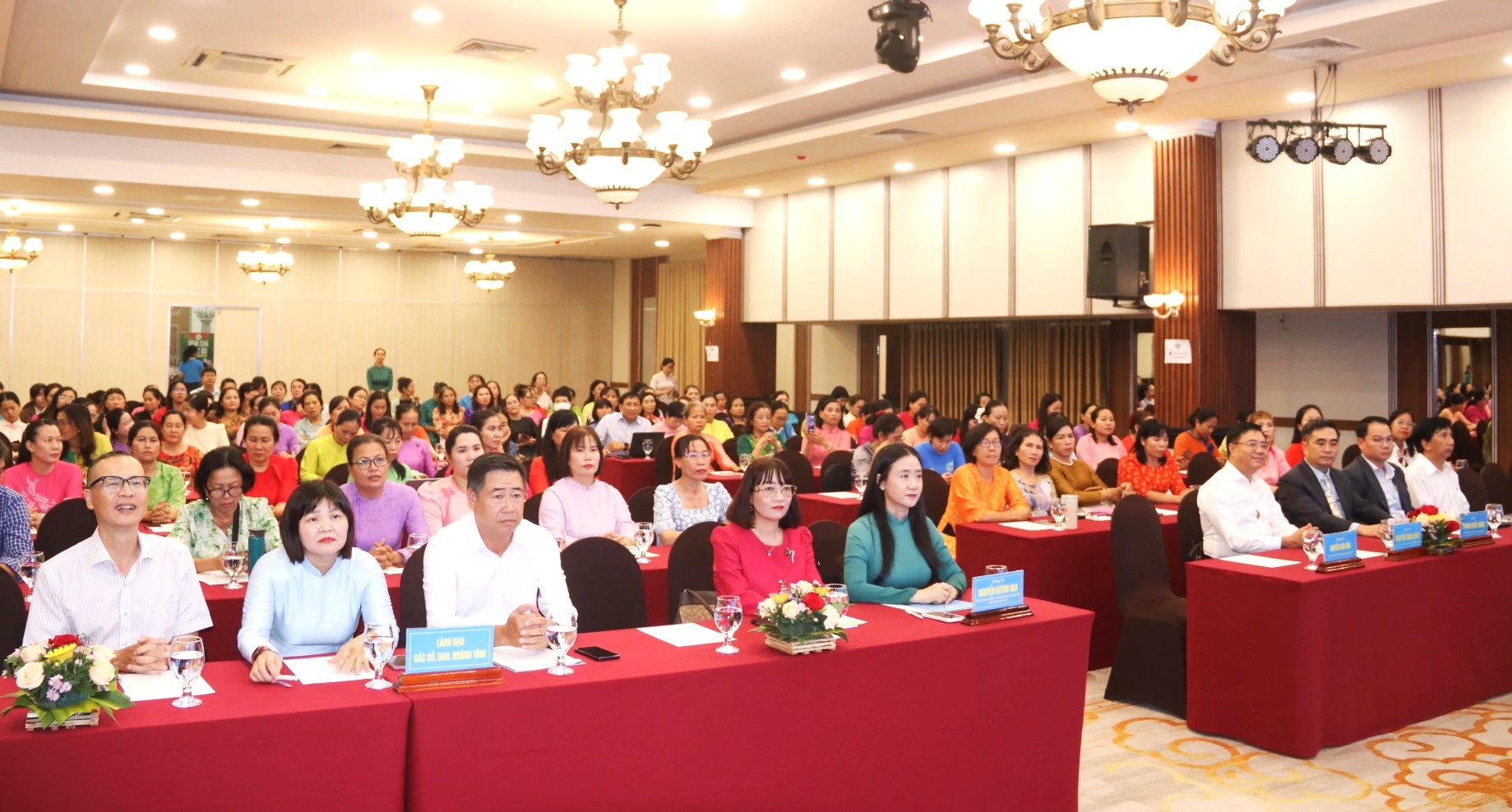 Toàn cảnh diễn đàn