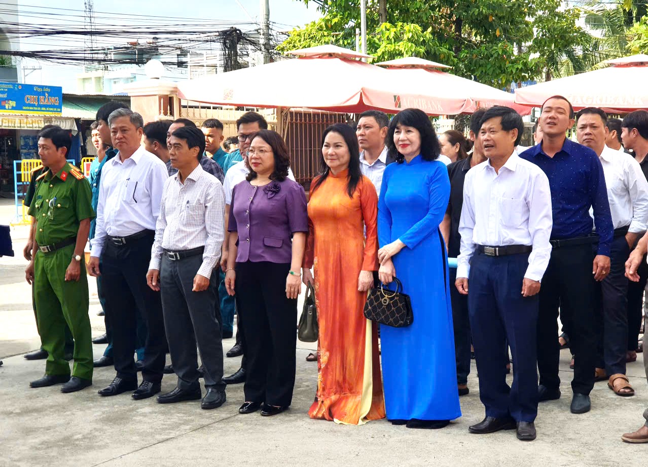Lãnh đạo phường và lãnh đạo Liên Hiệp các Hội Khoa học và Kỹ thuật tỉnh Khánh Hòa cùng nữ doanh nhân trao tặng xuồng cùng các phương tiện cứu sinh cho lực lượng xung kích cứu hộ