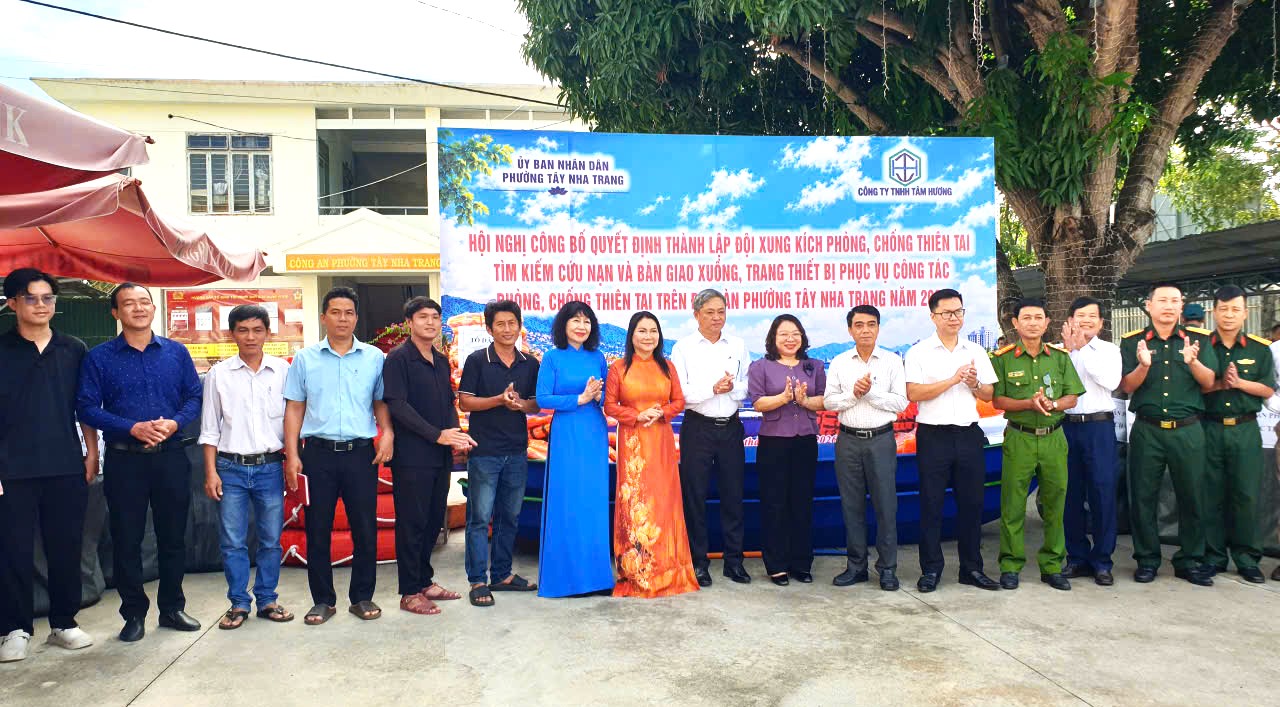 Các đại biểu tham dự cùng chụp hình lưu niệm