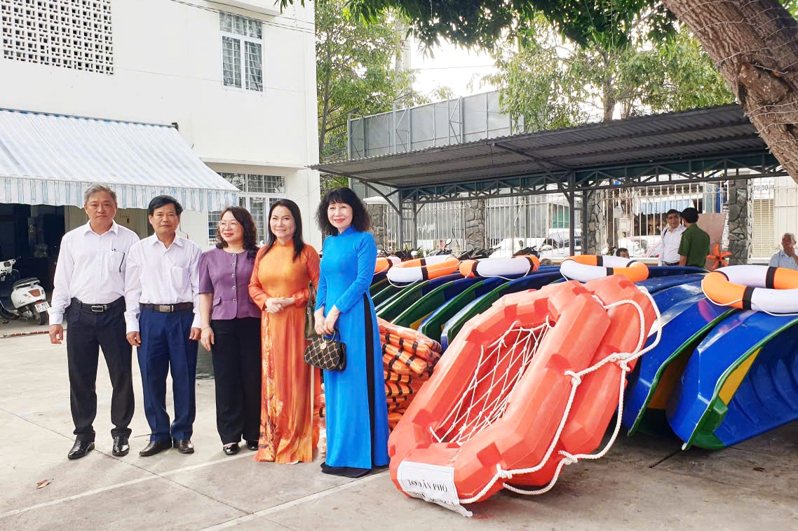 Lãnh đạo Phương Tây Nha Trang phấn khởi nhận xuồng và phao từ các nữ doanh nhân