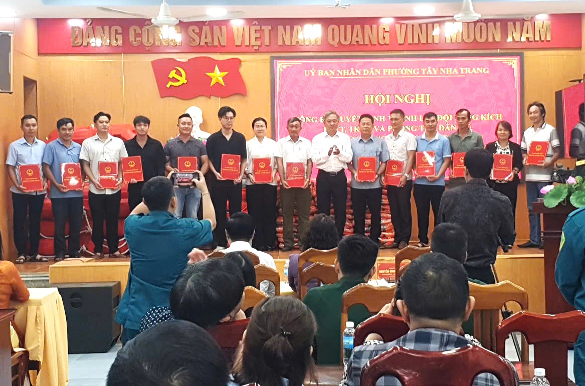 47 tổ trưởng TDP lần lượt đại diện đội xung kích nhận quyết định thành lập