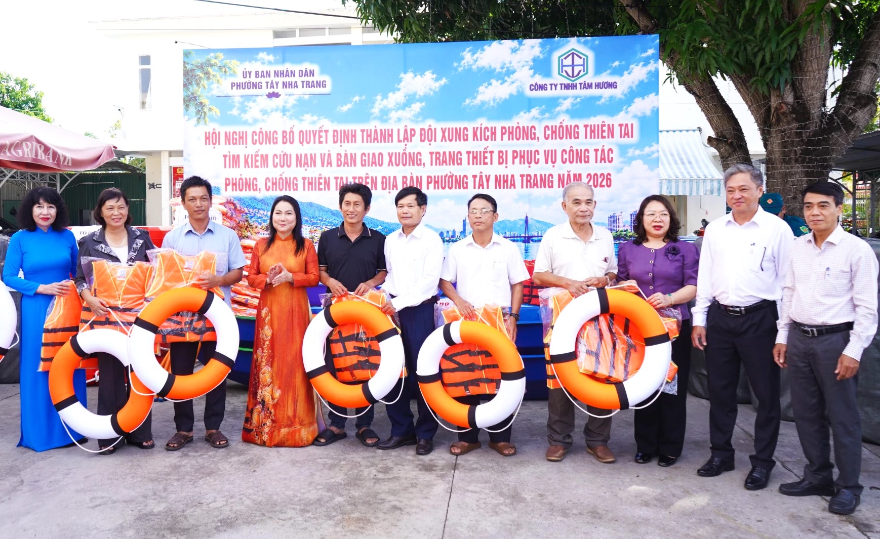 Lãnh đạo phường và lãnh đạo Liên Hiệp các Hội Khoa học và Kỹ thuật tỉnh Khánh Hòa cùng nữ doanh nhân trao tặng xuồng cùng các phương tiện cứu sinh cho lực lượng xung kích cứu hộ