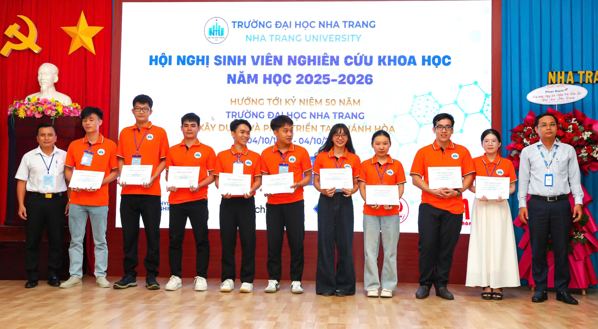 Minh Nguyệt (thứ 2 từ phải) nhận bằng khen tại Hội nghị sinh viên nghiên cứu khoa học 2026