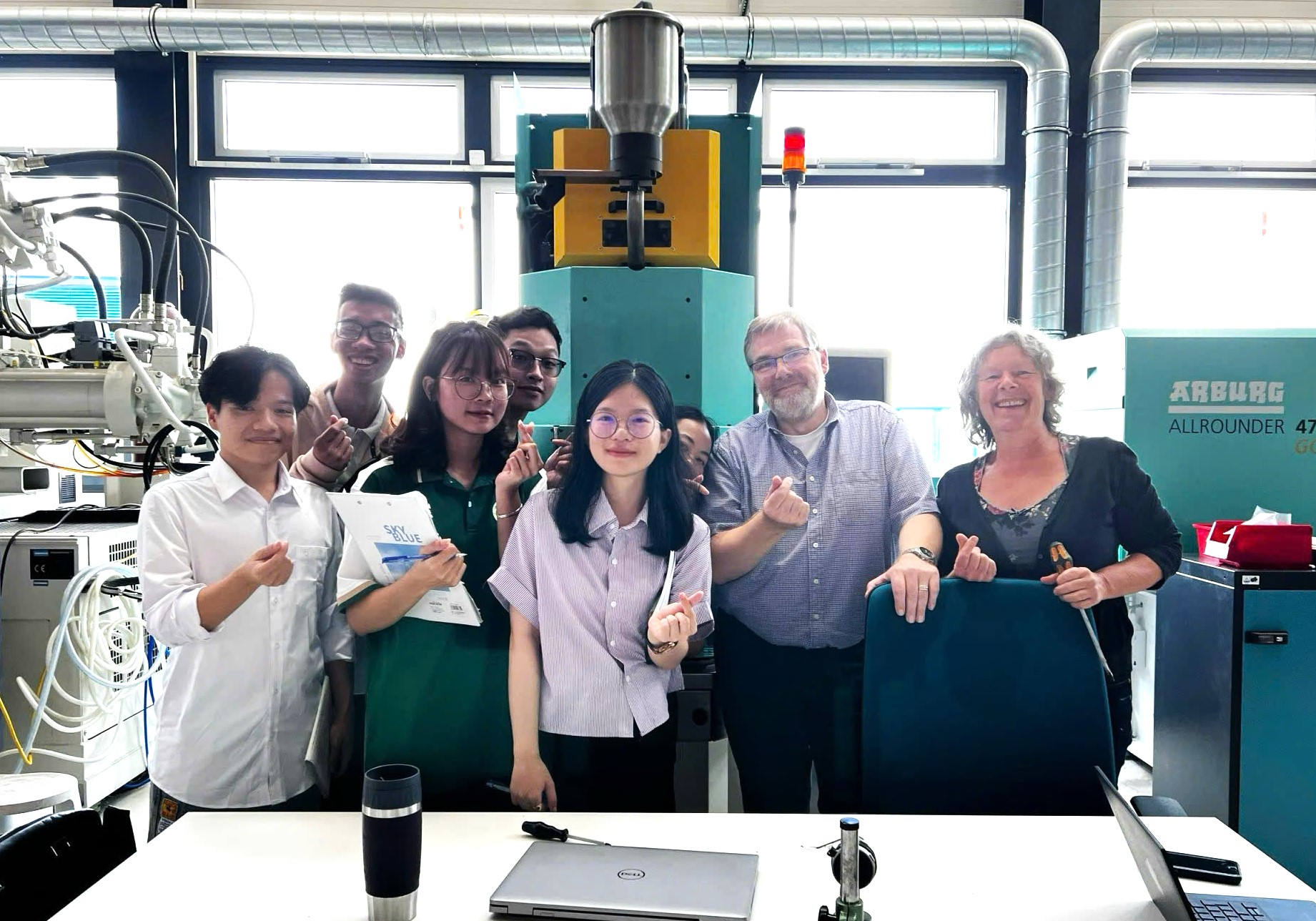 Tại phòng thực hành của trường đại học Ostfalia, Đức- dự án REVFIN, Minh Nguyệt được giao nhiệm vụ ghi chép lại bài giảng tiếng Anh của các thầy để soạn cho các bạn trao đổi