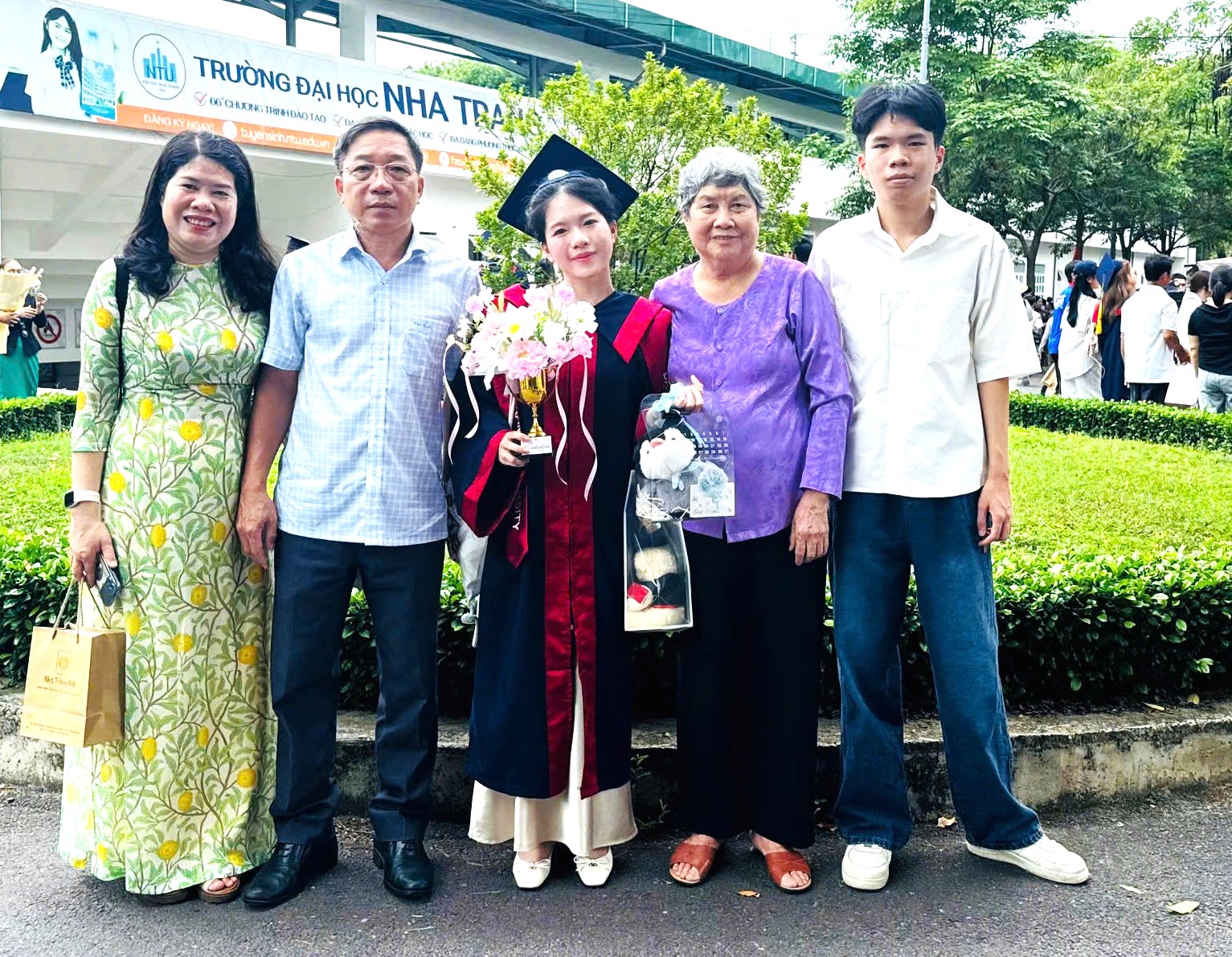 Cả nhà 3 thế hệ hạnh phúc cùng thủ khoa Nguyễn Đặng Nguyệt Minh