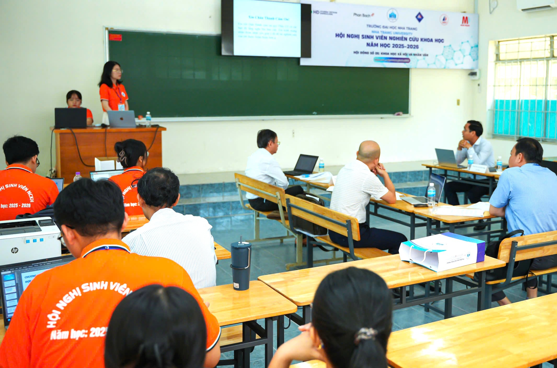 Minh Nguyệt thuyết trình đề tài nghiên cứu khoa học của mình tại Hội nghị SV NCKH - NTU