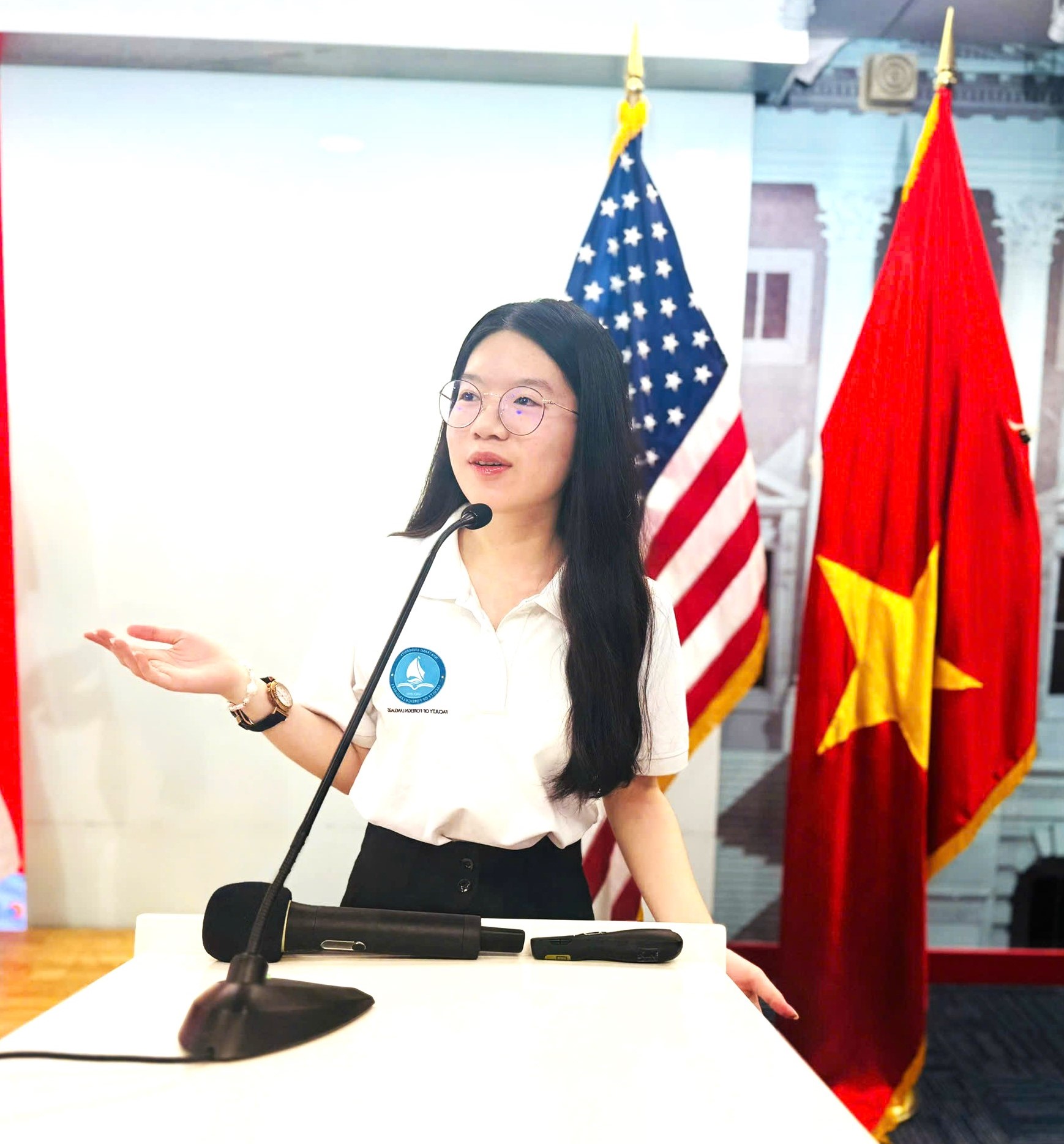Nguyệt Minh phát biểu trải nghiệm cùng thầy cô người Mỹ trong buổi tư vấn du học sinh sau đại học cùng chuyên viên Tổng Lãnh sự quán Hoa Kỳ, tại TP. HCM