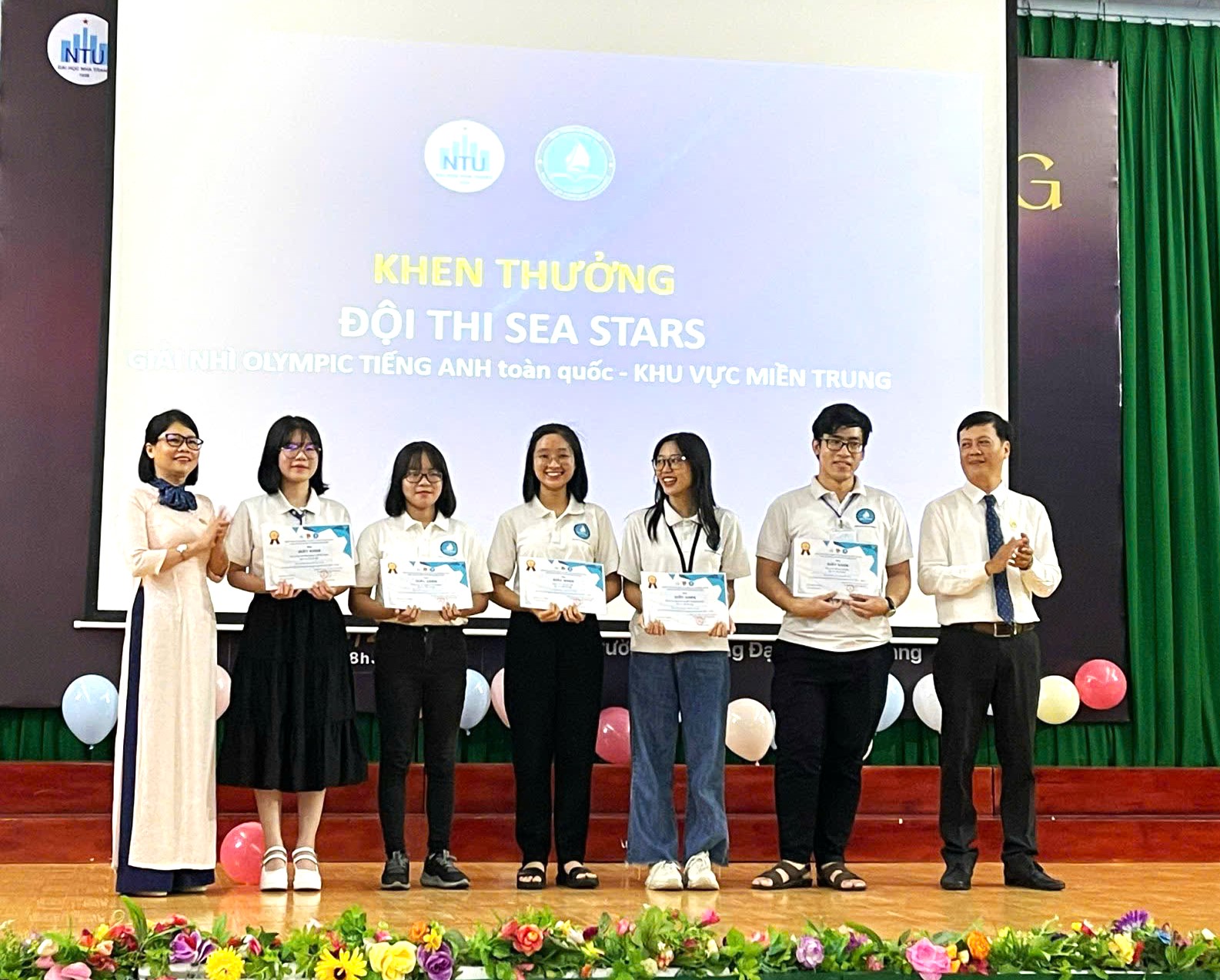 Nguyệt Minh (thứ 2 từ trái) nhận khen thưởng đội thi đạt cấp khu vực Miền Trung