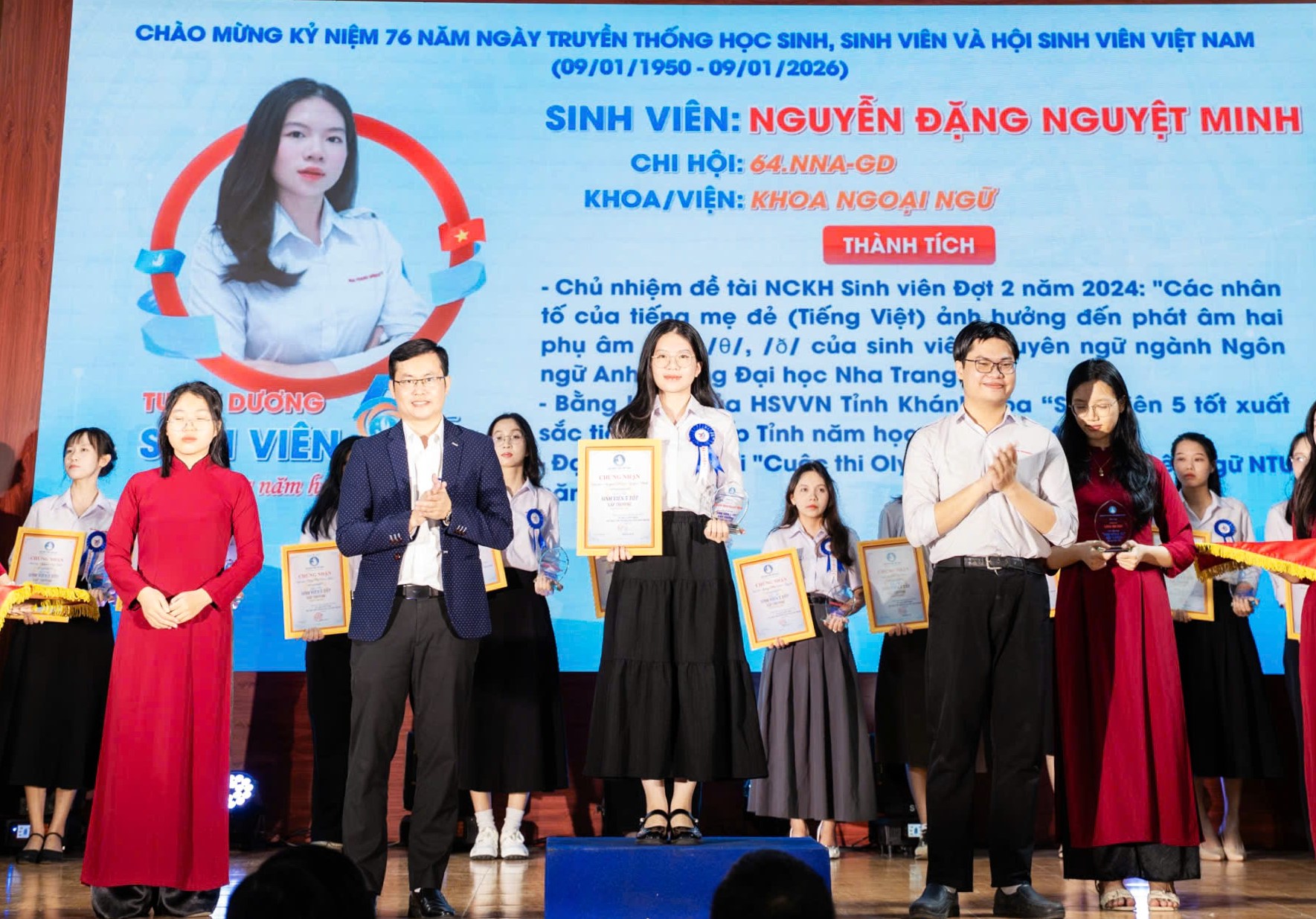 Minh Nguyệt nhận chứng nhận đề tài nghiên cứu kho học của mình
