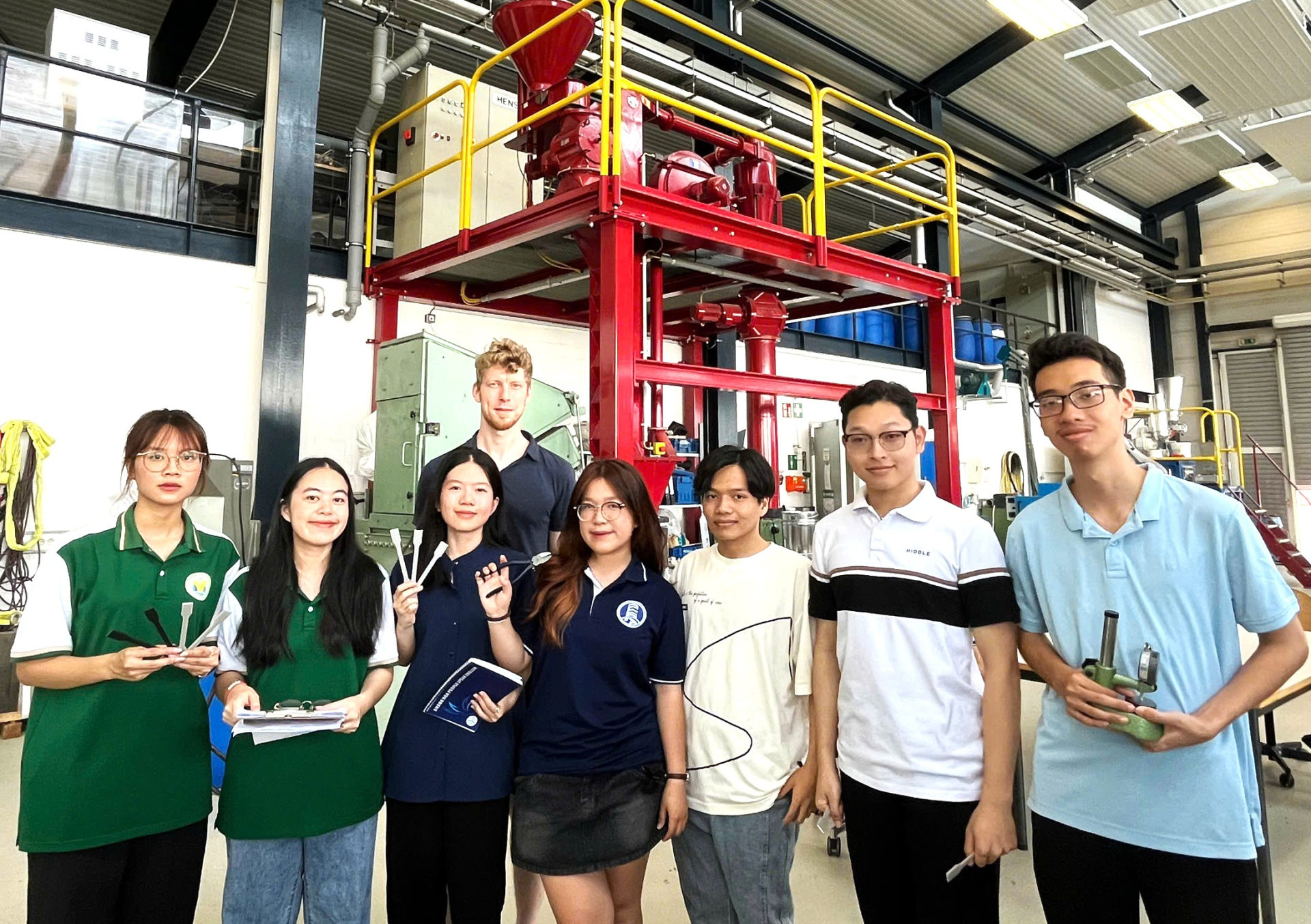 Tại phòng thực hành của trường đại học Ostfalia, Đức- dự án REVFIN, Minh Nguyệt được giao nhiệm vụ ghi chép lại bài giảng tiếng Anh của các thầy để soạn cho các bạn trao đổi
