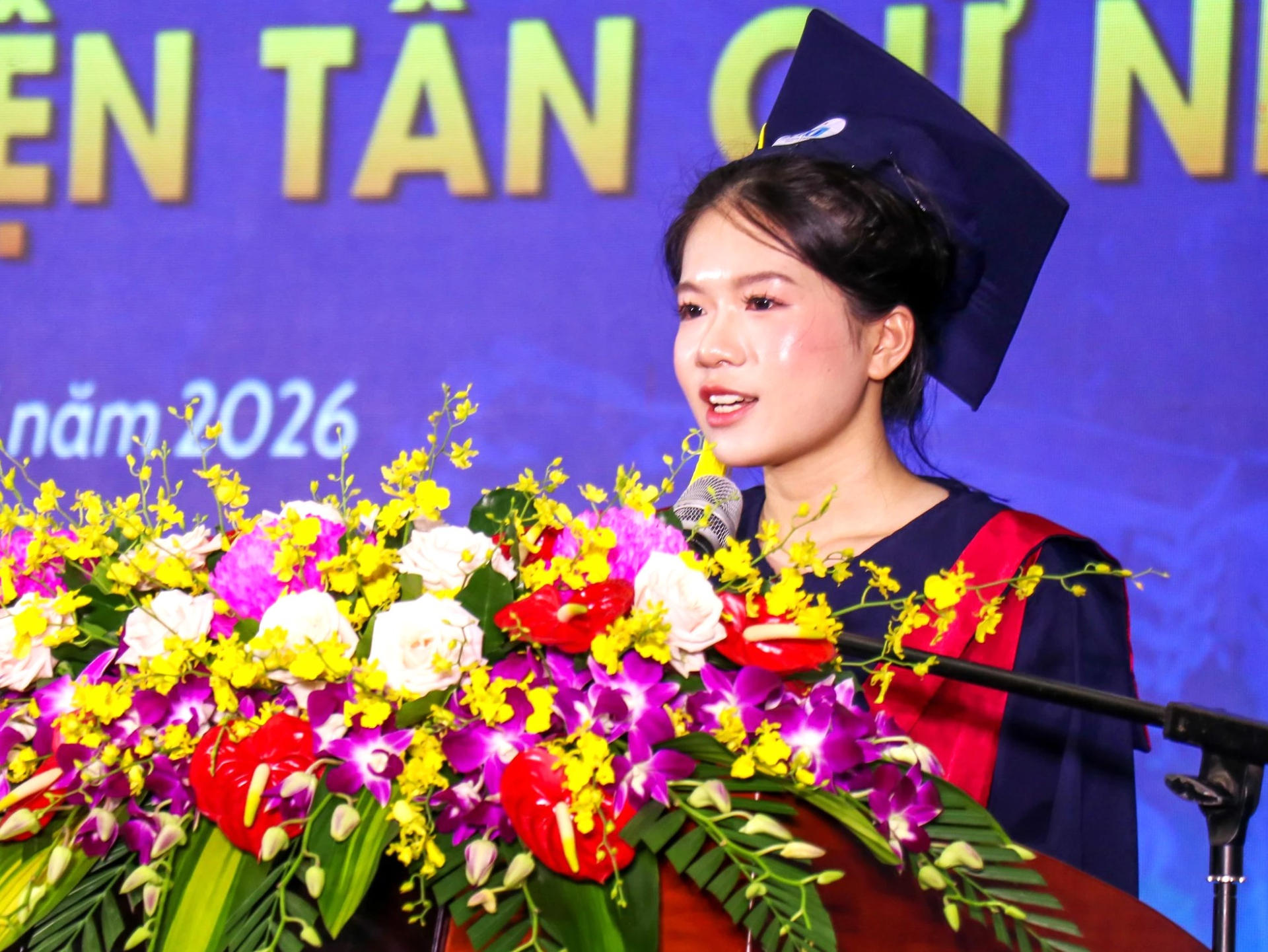 Thủ khoa Nguyễn Đặng Nguyệt Minh, ngành ngôn ngữ Anh, phát biểu tri ân thầy cô