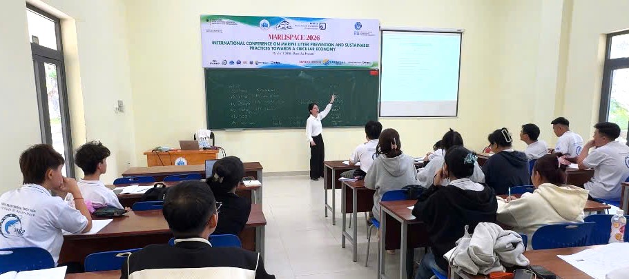 Em trợ giảng tiết học tiếng Anh cho lớp sinh viên không chuyên bên viện nuôi trồng thuỷ sản NTU