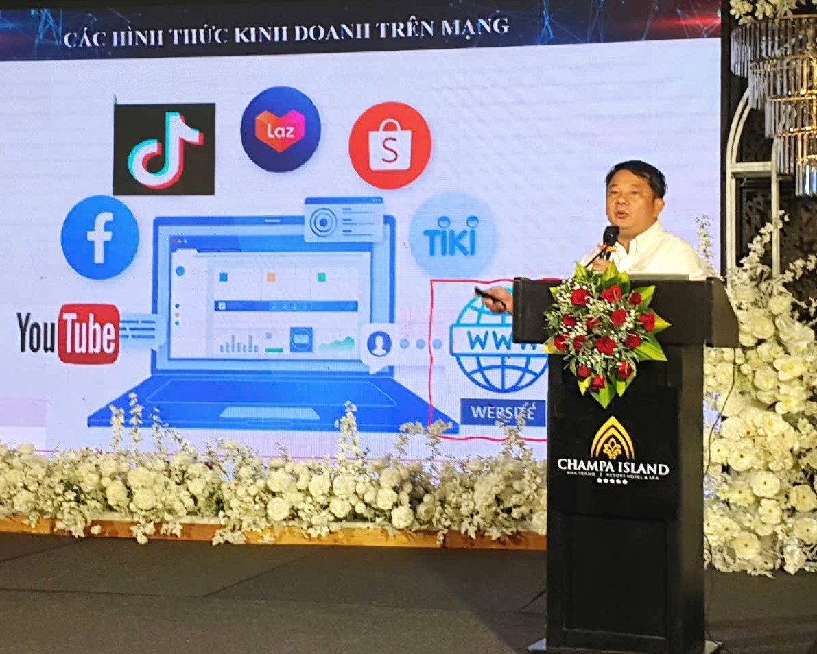 Ông Hoàng Xuân Hiếu, TRưởng Chi nhánh Trung tâm Intennet Việt Nam tại TP. Đà Nẵng chia sẻ đề tài 