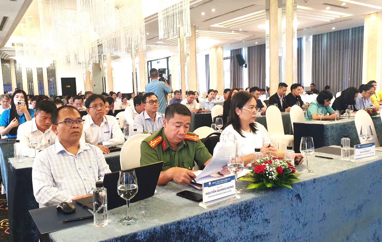gần 100 cán bộ cơ sở tham dự