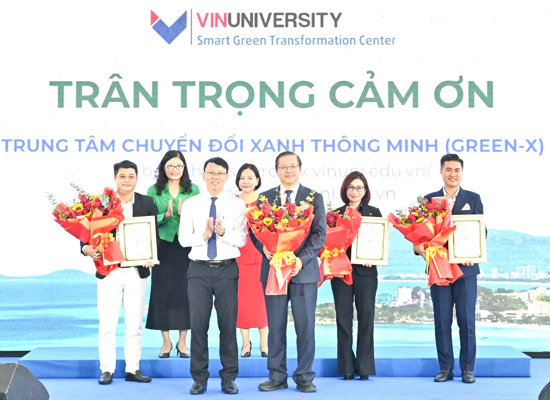 Lãnh đạo tỉnh Khánh Hòa tặng hoa tri ân Trường Đại học VinUni.