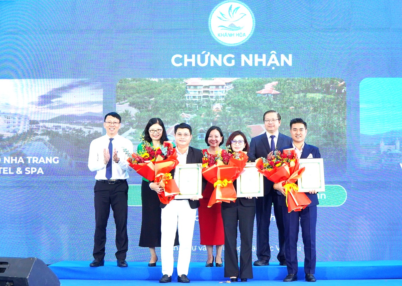Lãnh đạo tỉnh, lãnh đạo Sở Văn hóa, Thể thao và Du lịch tỉnh Khánh Hòa trao chứng nhận Nhãn Du lịch xanh cho các doanh nghiệp.