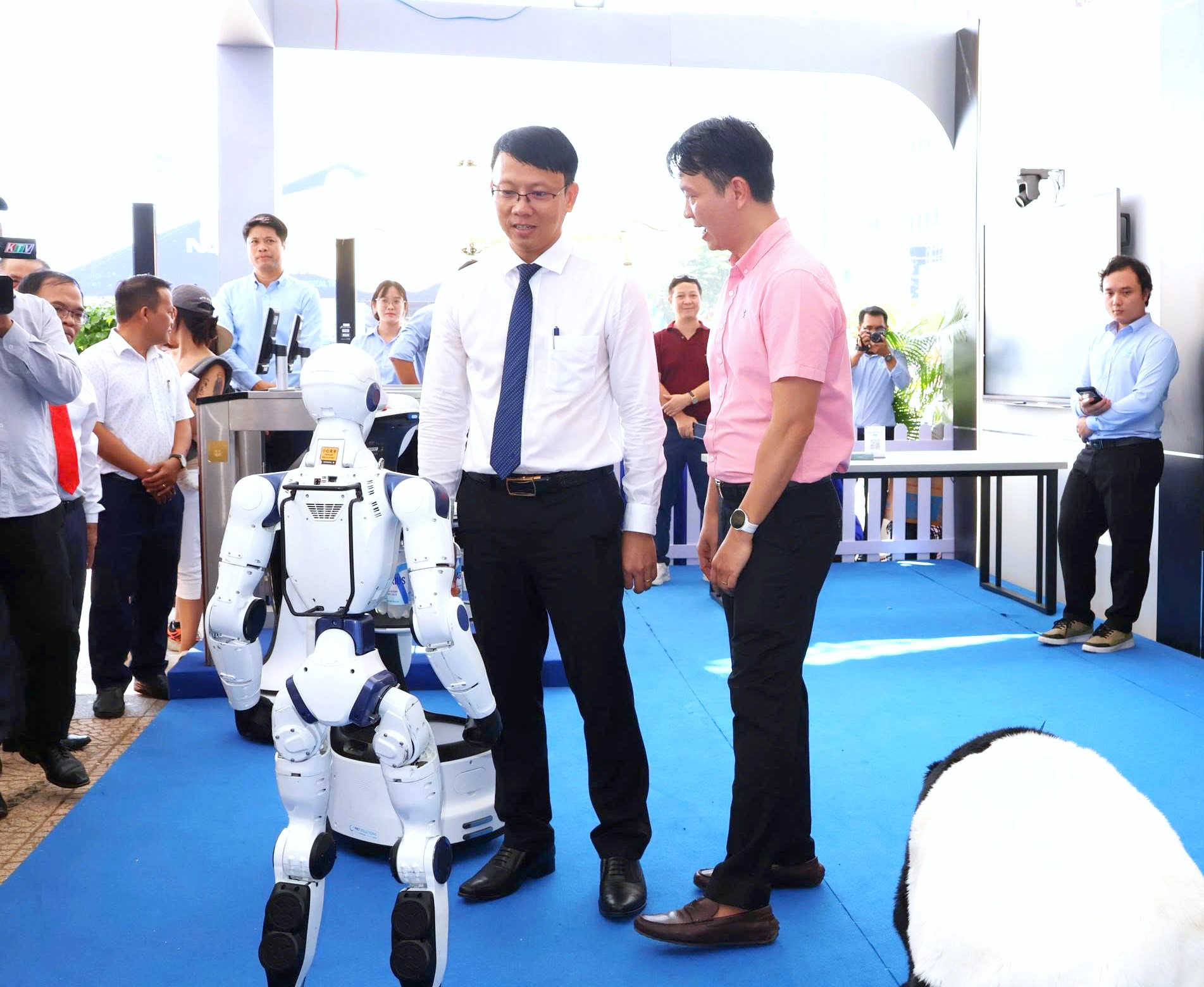 Ông Nguyễn Thanh Hà- PCT tình Khánh Hòa tham quan mô hình robot tại ngày hội