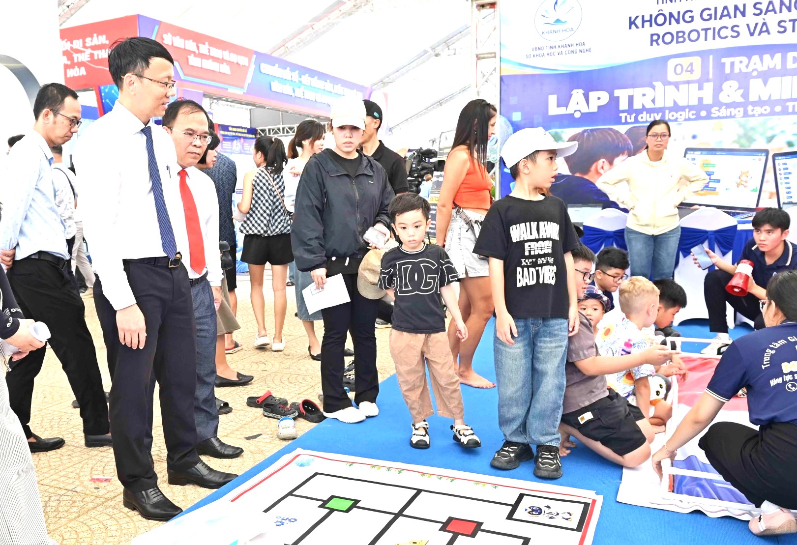 Các đại biểu tham quan không gian sáng tạo robotics và STEM tại