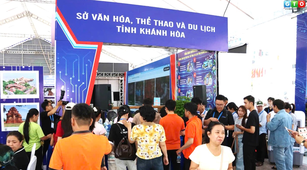 Du khách nước ngoài trải nghiệm các sản phẩm công nghệ.