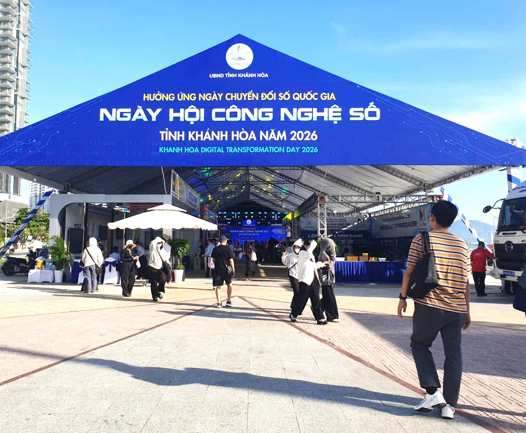               Nhiều du khách nước ngoài tham gia Ngày hội chuyển đổi số bên bờ vịnh Nha Trang        