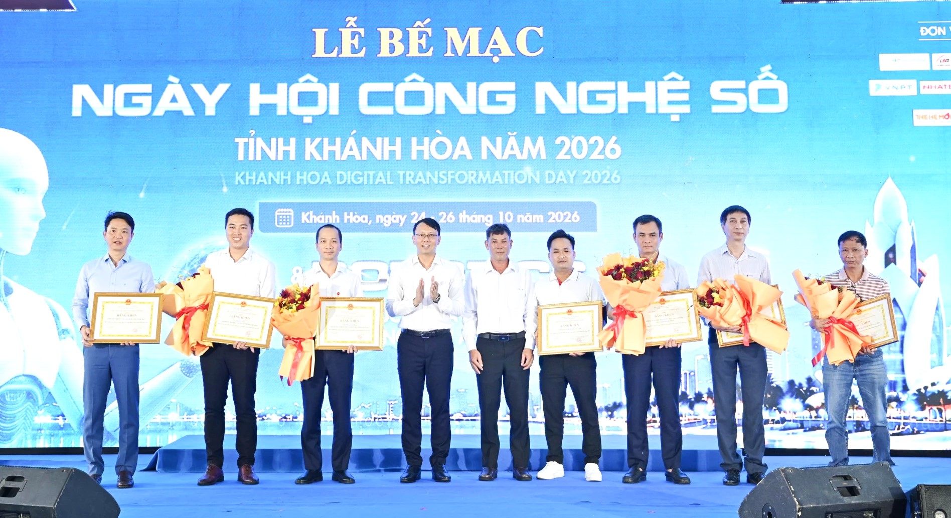 UBND tỉnh đã tặng Bằng khen cho 19 tập thể và cá nhân có thành tích xuất sắc đóng góp cho phong trào chuyển đổi số và Ngày hội Công nghệ số tỉnh Khánh Hòa năm 2026