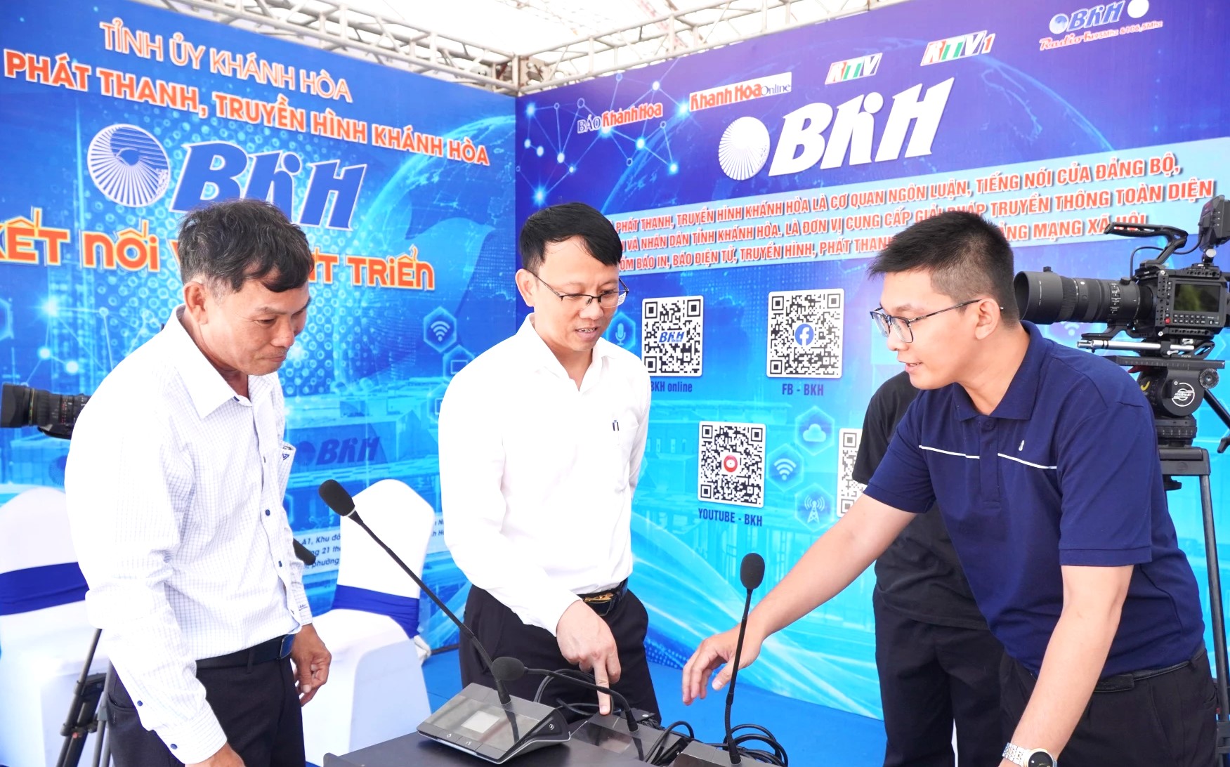 Lãnh đạo tỉnh tham quan gian hàng Báo và Phát thanh Truyền hình Khánh Hòa