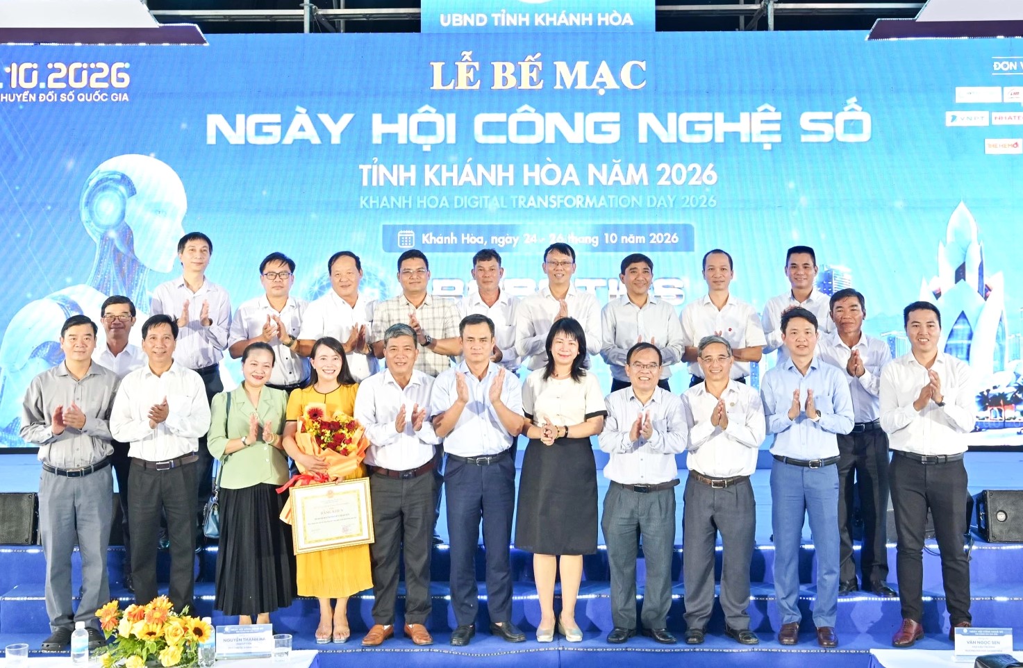 Lãnh đạo tỉnh và các đại biểu chụp hình lưu niệm.