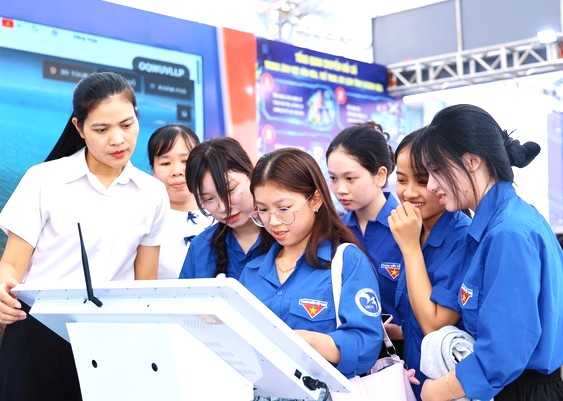 Nhiều thanh, thiếu niên tham gia tương tác với robot Các bạn nhỏ tương tác đố vui công nghệ số