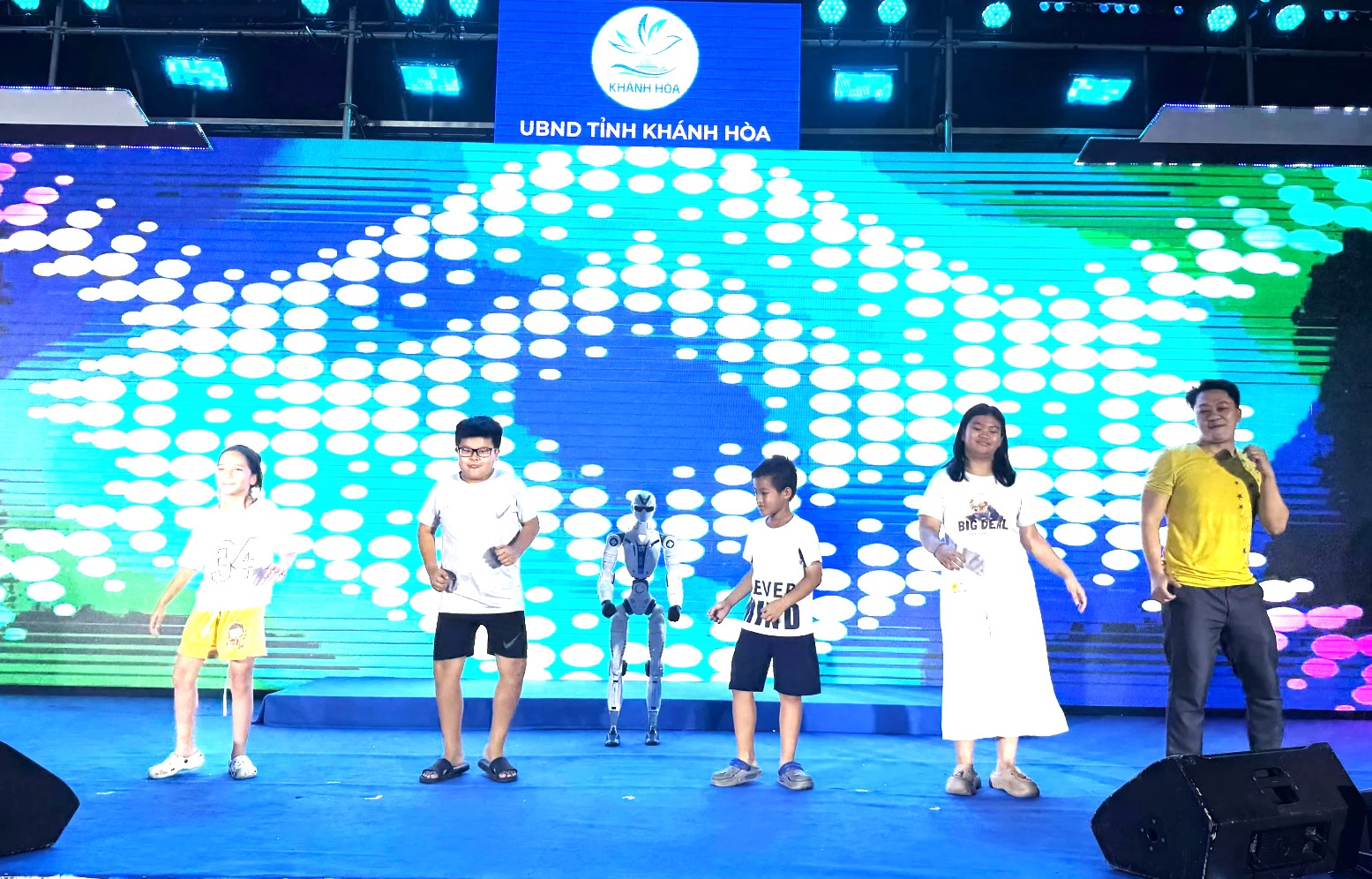 Nhiều thanh, thiếu niên tham gia tương tác với robot Các bạn nhỏ tương tác đố vui công nghệ số