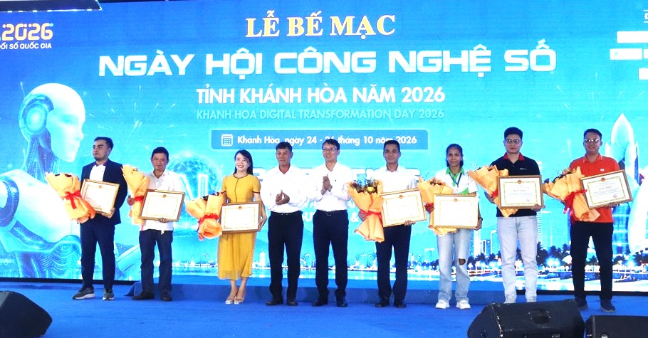UBND tỉnh đã tặng Bằng khen cho 19 tập thể và cá nhân có thành tích xuất sắc đóng góp cho phong trào chuyển đổi số và Ngày hội Công nghệ số tỉnh Khánh Hòa năm 2026