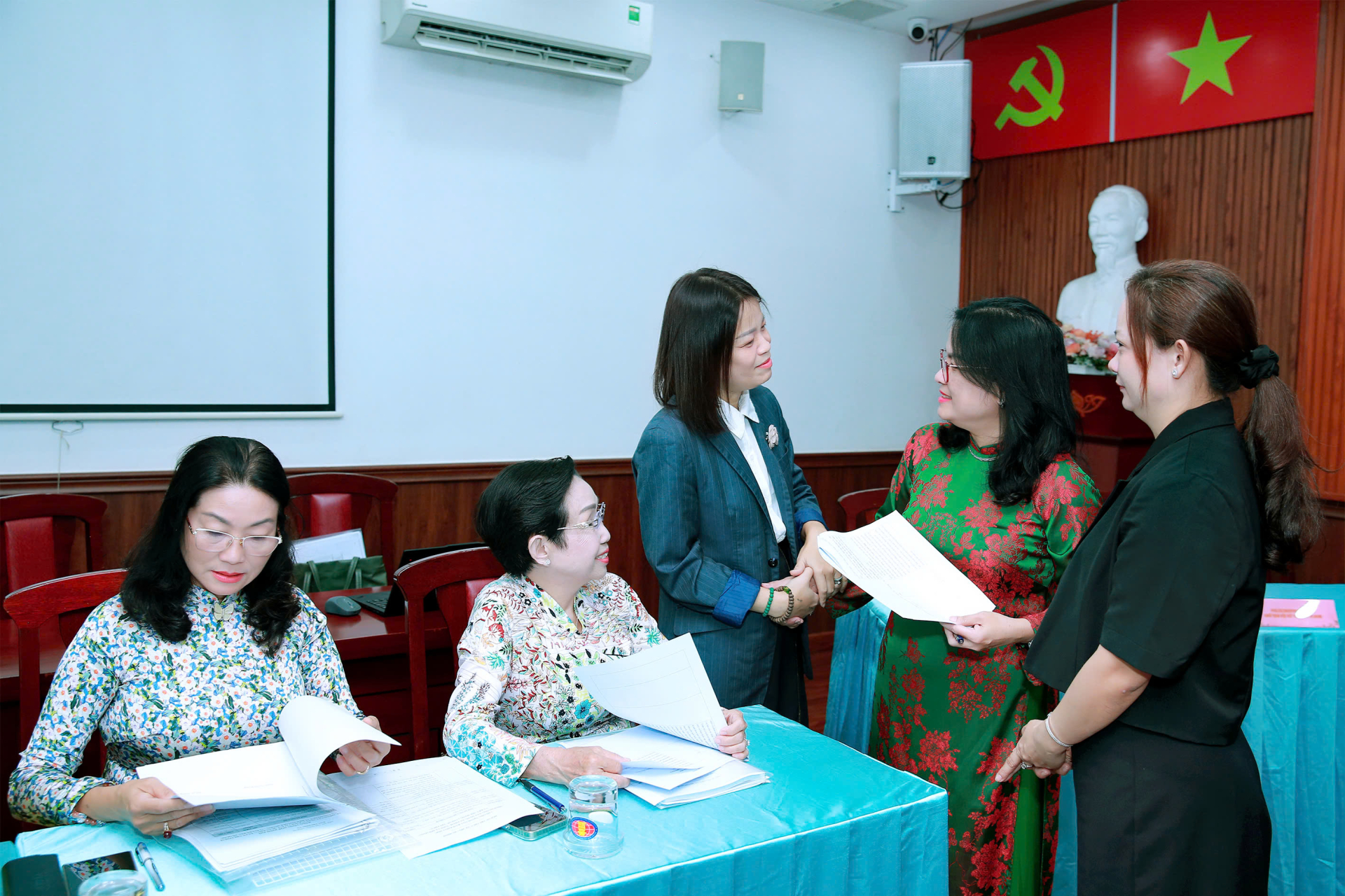 GS-TS Ngô Thị Phương Lan trò chuyện cùng các đại biểu tham dự tọa đàm khoa học
